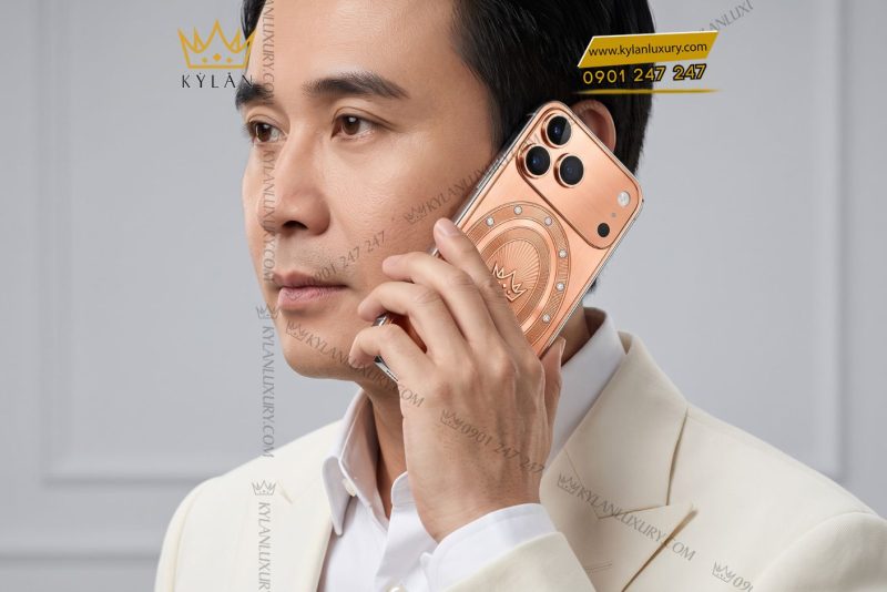 Điện thoại iPhone 18 Pro Max custom vàng Au750 đính 12 viên kim cương