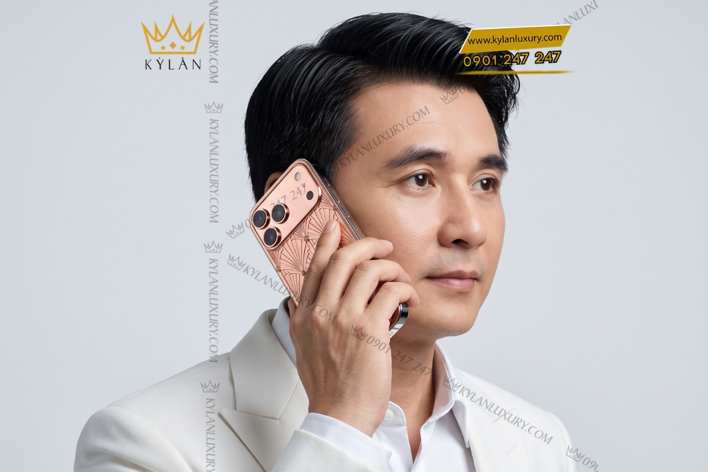Điện thoại iPhone 17 Pro Max vàng hồng Au750 họa tiết nan quạt hình học