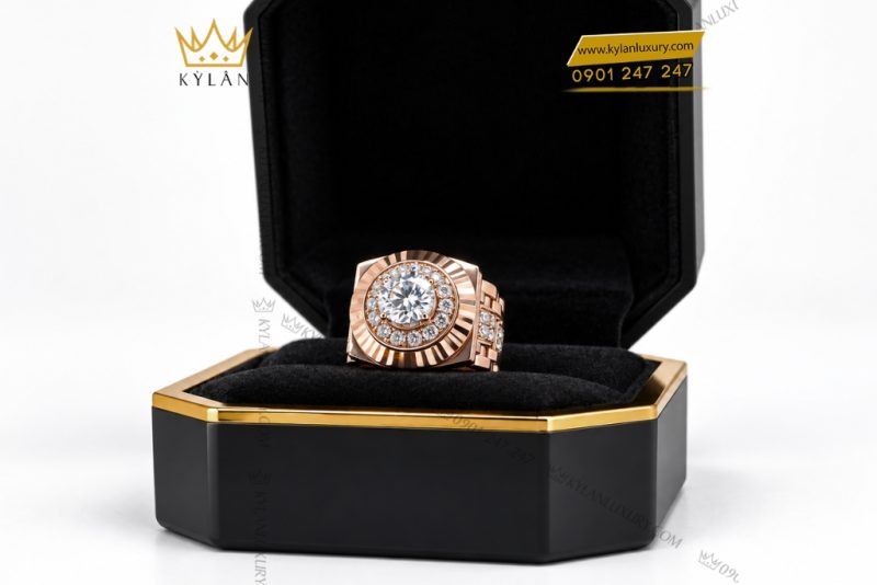 Nhẫn Kỳ Lân Signature vàng hồng Au750 đính viên chủ 8ly1