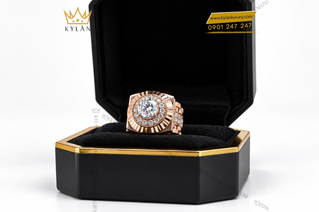 Nhẫn Kỳ Lân Signature vàng hồng Au750 đính viên chủ 8ly1 12 Kỳ Lân Luxury Nhan Ky Lan Signature vang hong Au750 dinh vien chu 8 ly 1 16 Nhẫn Kỳ Lân Signature vàng hồng Au750 đính viên chủ 8ly1
