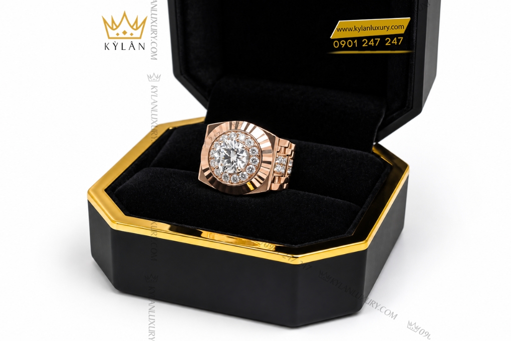 Nhẫn Kỳ Lân Signature vàng hồng Au750 đính viên chủ 8ly1 13 Kỳ Lân Luxury Nhan Ky Lan Signature vang hong Au750 dinh vien chu 8 ly 1 17 Nhẫn Kỳ Lân Signature vàng hồng Au750 đính viên chủ 8ly1