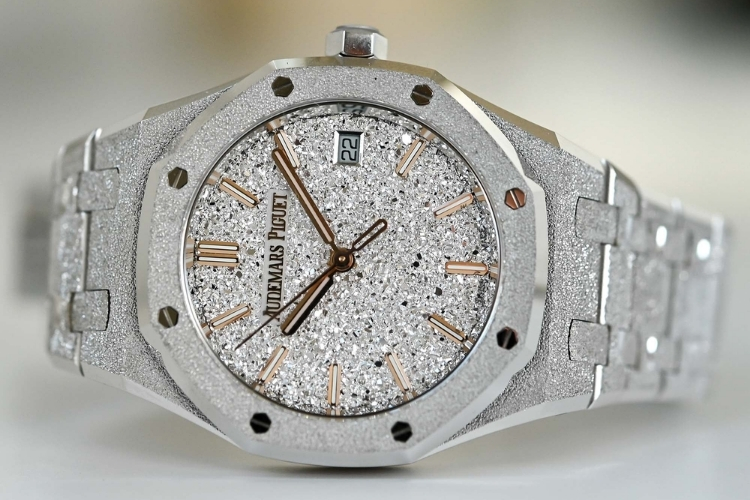 Kỳ Lân Luxury frosted gold audemars piguet duoc tao ra nhu the nao 1 Frosted Gold Audemars Piguet được tạo ra như thế nào?