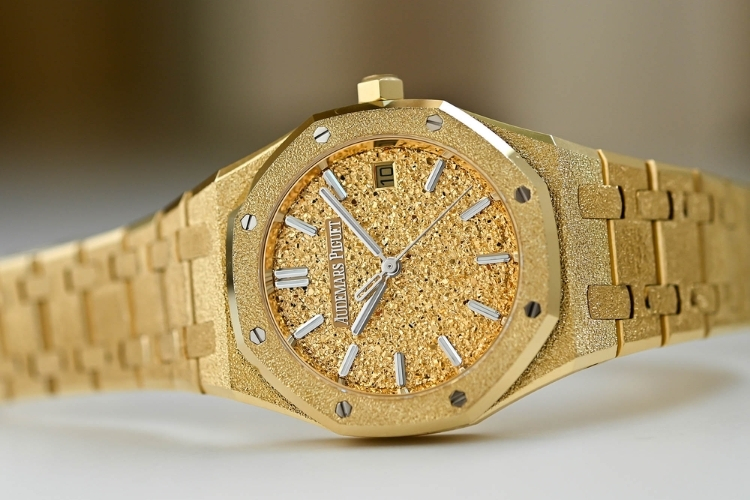 Kỳ Lân Luxury frosted gold audemars piguet duoc tao ra nhu the nao 2 Frosted Gold Audemars Piguet được tạo ra như thế nào?