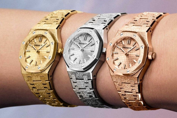Royal Oak Mini Frosted Gold 23mm – Phiên bản nhỏ nhất của Royal Oak 5 Kỳ Lân Luxury kham pha royal oak mini 23mm frosted gold 1 Royal Oak Mini Frosted Gold 23mm – Phiên bản nhỏ nhất của Royal Oak
