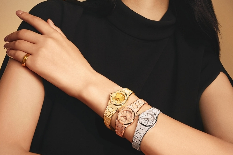 Royal Oak Mini Frosted Gold 23mm – Phiên bản nhỏ nhất của Royal Oak 6 Kỳ Lân Luxury kham pha royal oak mini 23mm frosted gold 4 Royal Oak Mini Frosted Gold 23mm – Phiên bản nhỏ nhất của Royal Oak