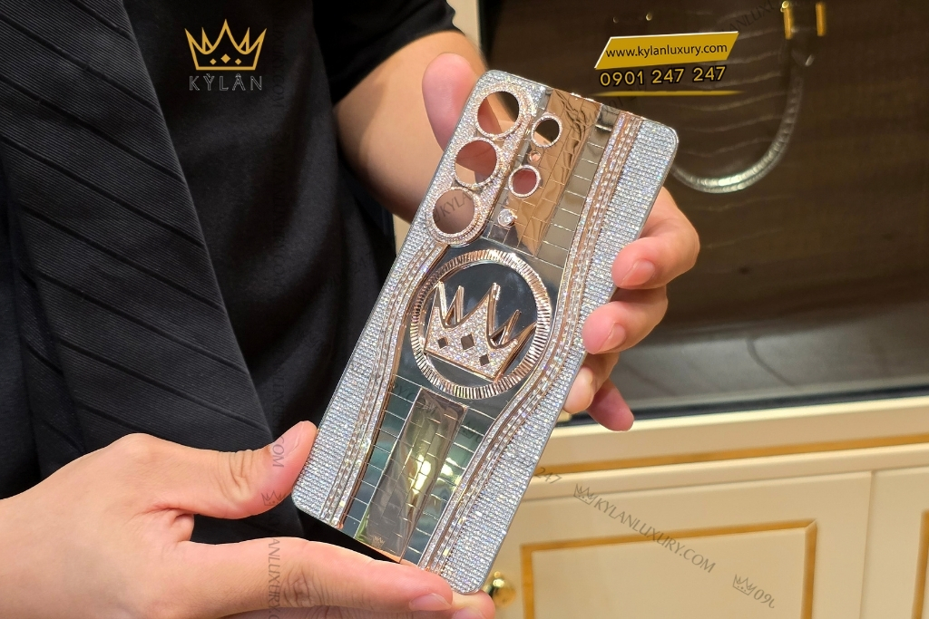Mặt lưng Samsung Galaxy S26 vàng khối đính kim cương tròn và baguette 15 Kỳ Lân Luxury mat lung samsung galaxy s26 vang khoi dinh kim cuong 10 Mặt lưng Samsung Galaxy S26 vàng khối đính kim cương tròn và baguette