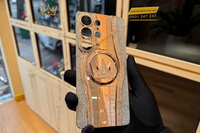 Mặt lưng Samsung Galaxy S26 vàng khối đính kim cương tròn và baguette