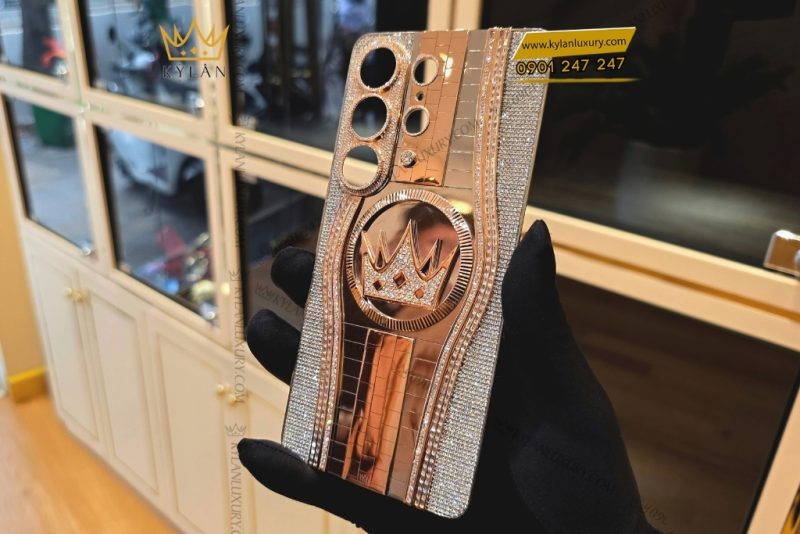 Mặt lưng Samsung Galaxy S26 vàng khối đính kim cương tròn và baguette