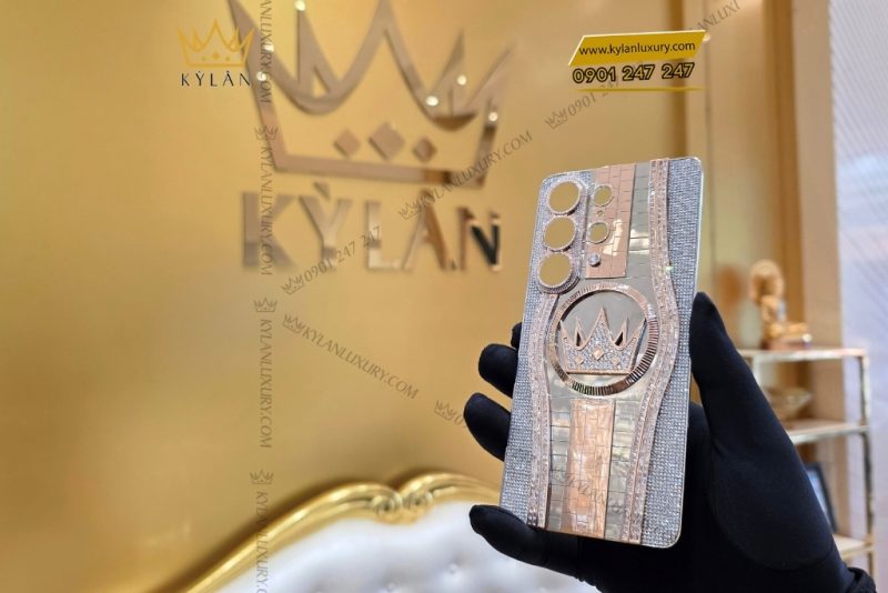 Mặt lưng Samsung Galaxy S26 vàng khối đính kim cương tròn và baguette