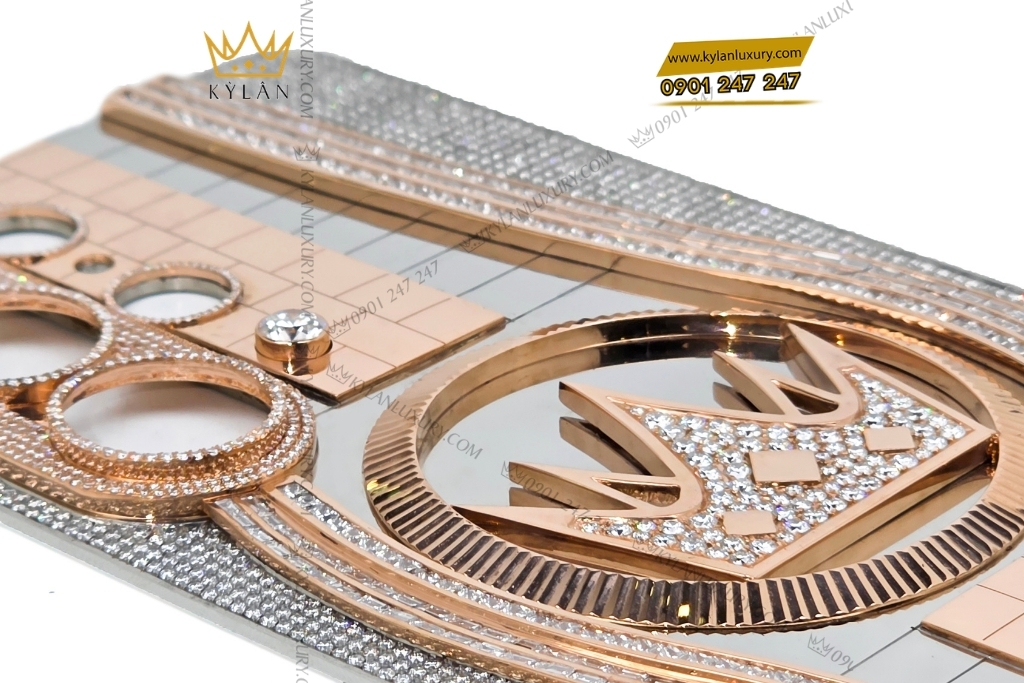 Mặt lưng Samsung Galaxy S26 vàng khối đính kim cương tròn và baguette 19 Kỳ Lân Luxury mat lung samsung galaxy s26 vang khoi dinh kim cuong 4 Mặt lưng Samsung Galaxy S26 vàng khối đính kim cương tròn và baguette