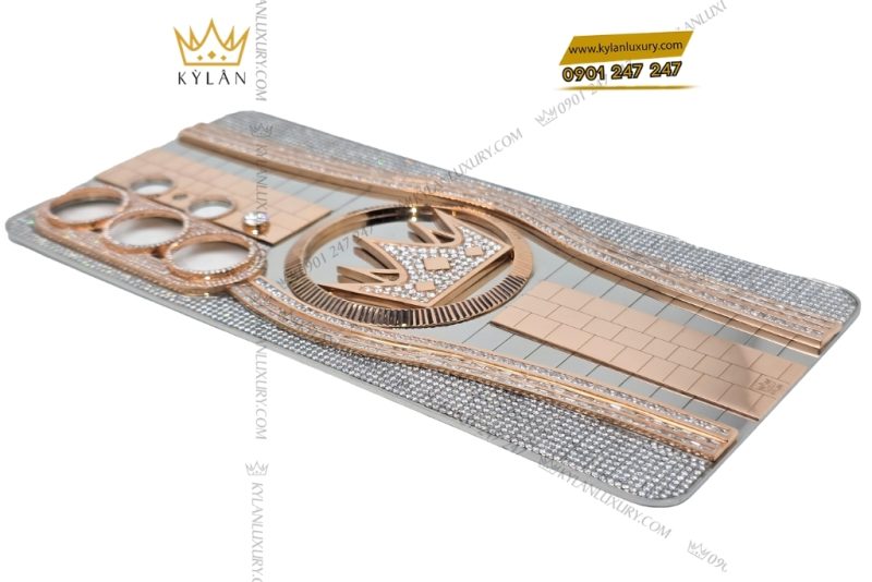 Mặt lưng Samsung Galaxy S26 vàng khối đính kim cương tròn và baguette