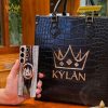 Mặt lưng Samsung Galaxy S26 vàng khối đính kim cương tròn và baguette