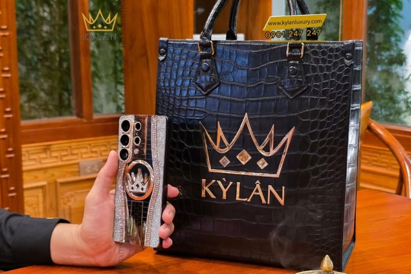 Mặt lưng Samsung Galaxy S26 vàng khối đính kim cương tròn và baguette