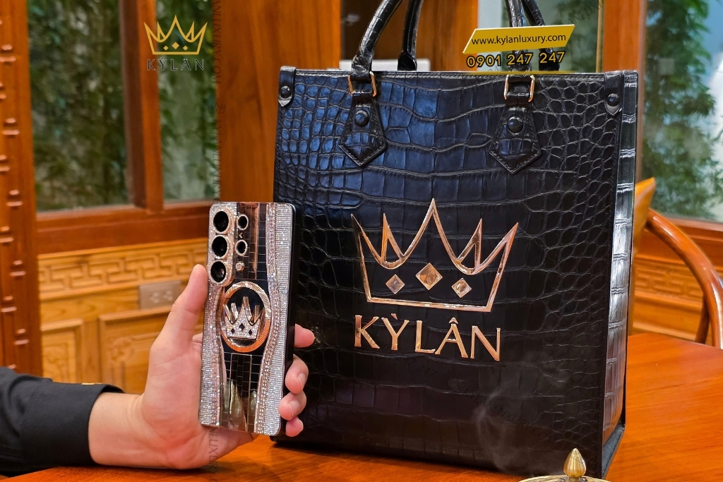 Mặt lưng Samsung Galaxy S26 vàng khối đính kim cương tròn và baguette 7 Kỳ Lân Luxury mat lung samsung galaxy s26 vang khoi dinh kim cuong 7 Mặt lưng Samsung Galaxy S26 vàng khối đính kim cương tròn và baguette