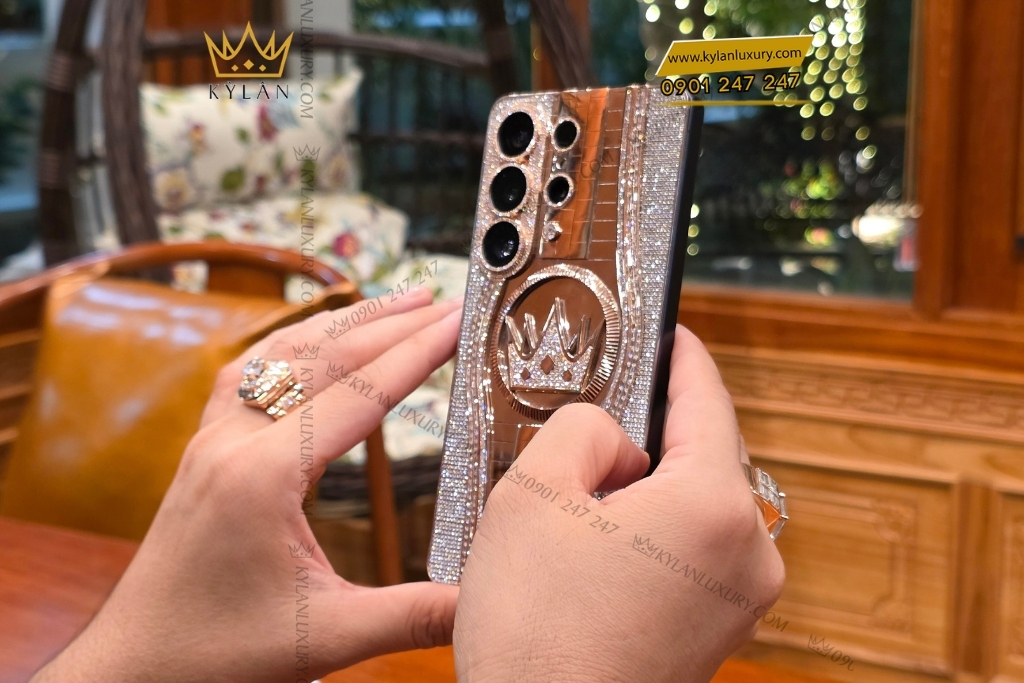 Mặt lưng Samsung Galaxy S26 vàng khối đính kim cương tròn và baguette 5 Kỳ Lân Luxury mat lung samsung galaxy s26 vang khoi dinh kim cuong 8 Mặt lưng Samsung Galaxy S26 vàng khối đính kim cương tròn và baguette
