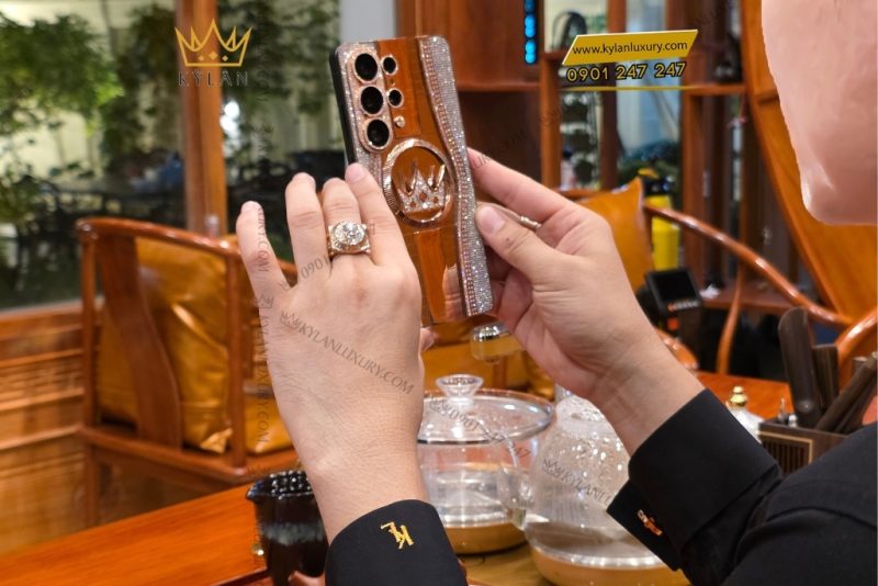 Mặt lưng Samsung Galaxy S26 vàng khối đính kim cương tròn và baguette