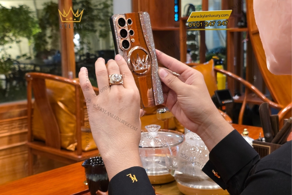 Mặt lưng Samsung Galaxy S26 vàng khối đính kim cương tròn và baguette 6 Kỳ Lân Luxury mat lung samsung galaxy s26 vang khoi dinh kim cuong 9 Mặt lưng Samsung Galaxy S26 vàng khối đính kim cương tròn và baguette