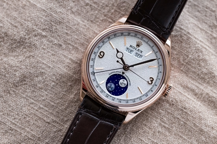 Rolex Perpetual Padellone 2026 có những phiên bản nào? 3 Perpetual Padellone Ref. 53505-0002 bằng vàng Everose và dây da cá sấu nâu.
