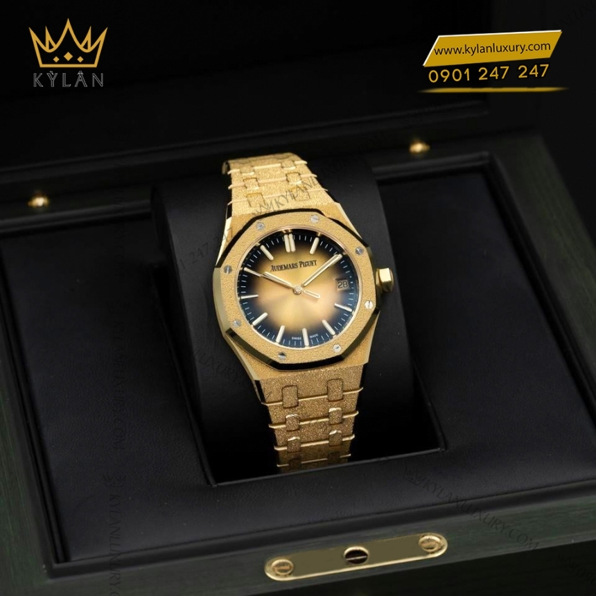 Kỳ Lân Luxury royal oak frosted gold mat sp vang khoi 15550ba 7 Đồng hồ Royal Oak Frosted Gold mặt số vàng khói 15550BA