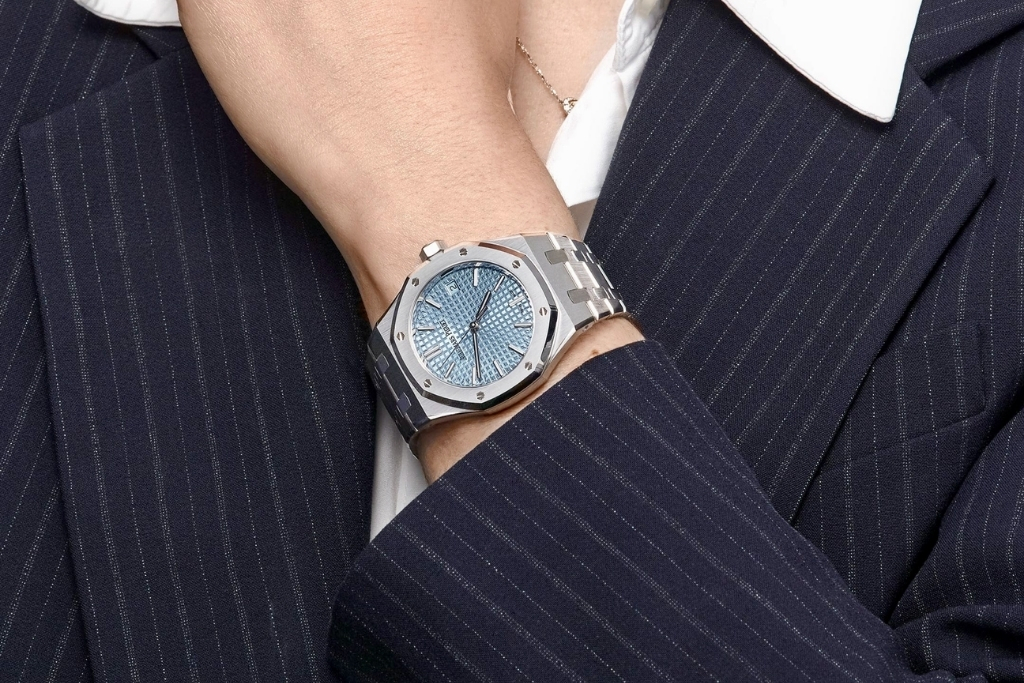 Royal Oak Jumbo và Royal Oak Selfwinding khác nhau thế nào? 2 Royal Oak Jumbo và Selfwinding phù hợp với những nhu cầu đeo và phong cách khác nhau.