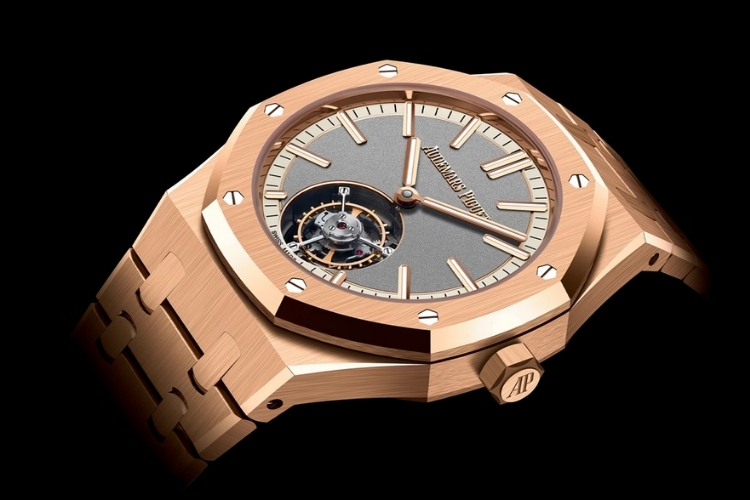 Những phiên bản Royal Oak Tourbilon dành cho người yêu đồng hồ cơ phức tạp 3 Flying Tourbillon nổi bật trên mặt số Royal Oak 26730OR, tạo chiều sâu và thu hút ánh nhìn.