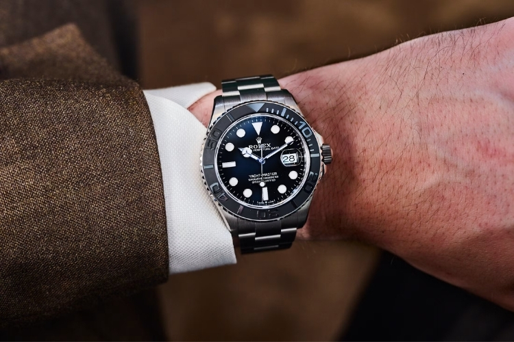 Titanium RLX mang đến diện mạo xám đặc trưng cho Rolex Yacht Master 42.