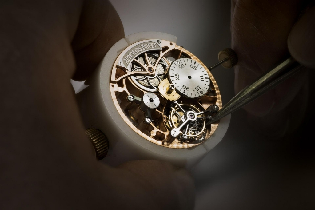 Vì sao đồng hồ Audemars Piguet có giá cao? 3 Độ hoàn thiện trên từng chi tiết góp phần tạo nên giá trị của đồng hồ Audemars Piguet.
