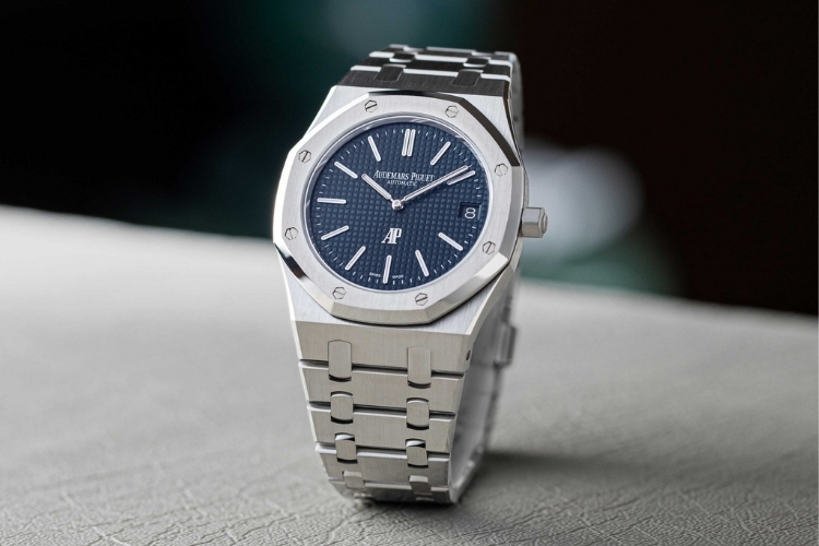 Vì sao Royal Oak có tám vít lục giác trên bezel? 1 Kỳ Lân Luxury vi sao royal oak co tam vit luc giac tren bezel 1 Vì sao Royal Oak có tám vít lục giác trên bezel?