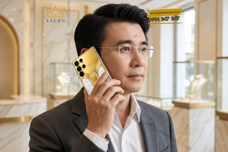 Điện thoại Samsung Galaxy S26 Ultra custom vàng Au750 đính kim cương và da cá sấu