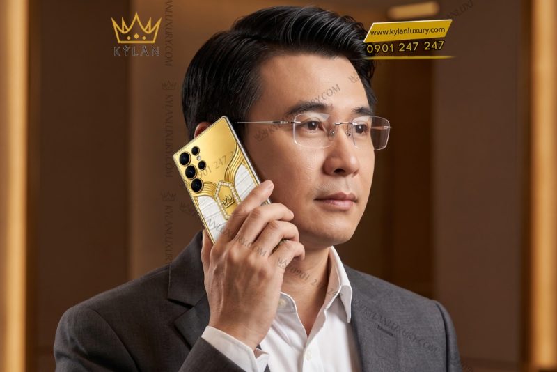 Điện thoại Samsung Galaxy S26 Ultra custom vàng Au750 đính kim cương và da cá sấu