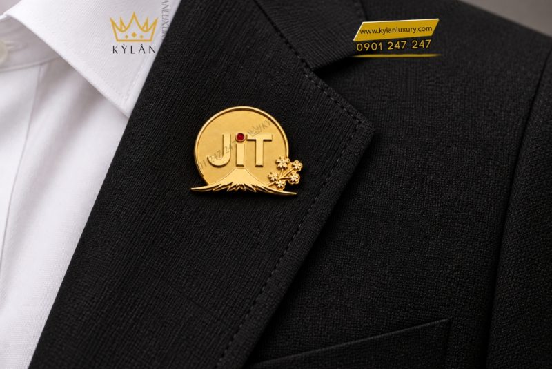 Logo JiT cài áo vàng Au750