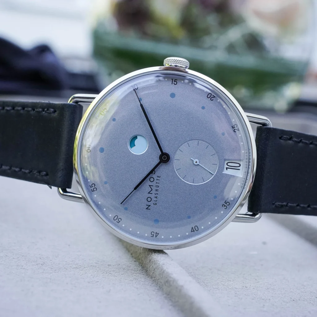 Kỳ Lân Luxury Nomos Metro Date Power Reserve Ice Blue1 Đồng hồ Nomos Metro Date Power Reserve Ice Blue