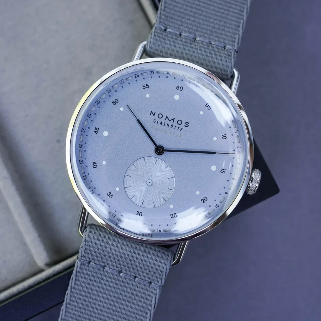 Kỳ Lân Luxury Nomos Metro Date Power Reserve Ice Blue4 Đồng hồ Nomos Metro Date Power Reserve Ice Blue