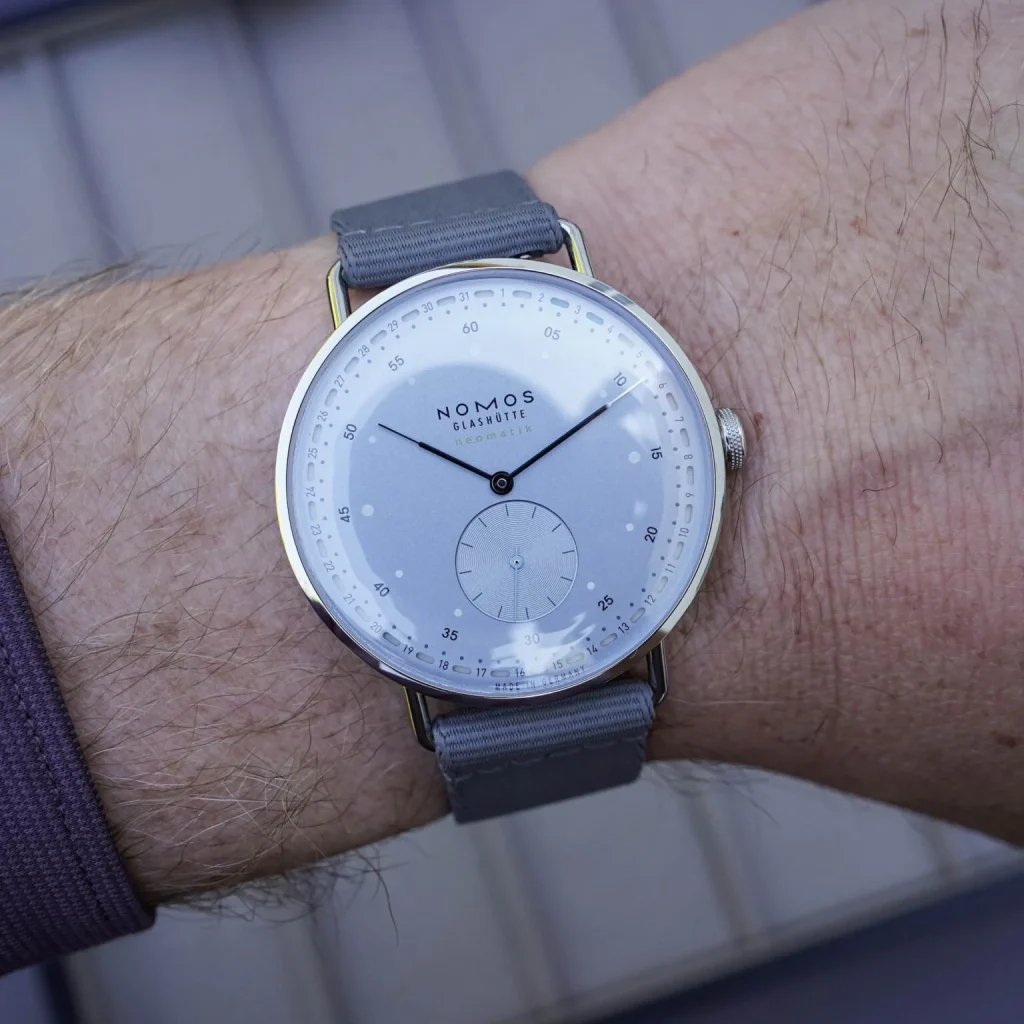Kỳ Lân Luxury Nomos Metro Date Power Reserve Ice Blue6 Đồng hồ Nomos Metro Date Power Reserve Ice Blue