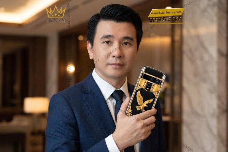 Vertu Agent Q custom vàng Au750 đính kim cương – Chim Đại Bàng