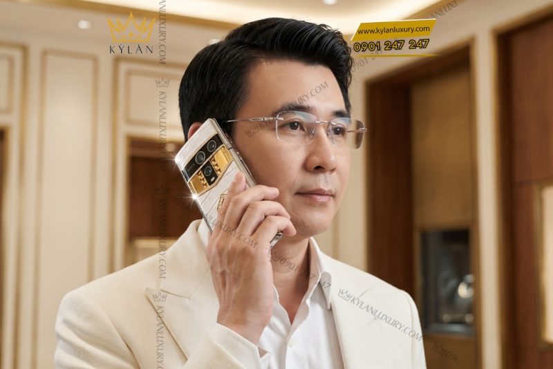Vertu Agent Q custom vàng Au750 kim cương và logo Kỳ Lân da cá sấu trắng