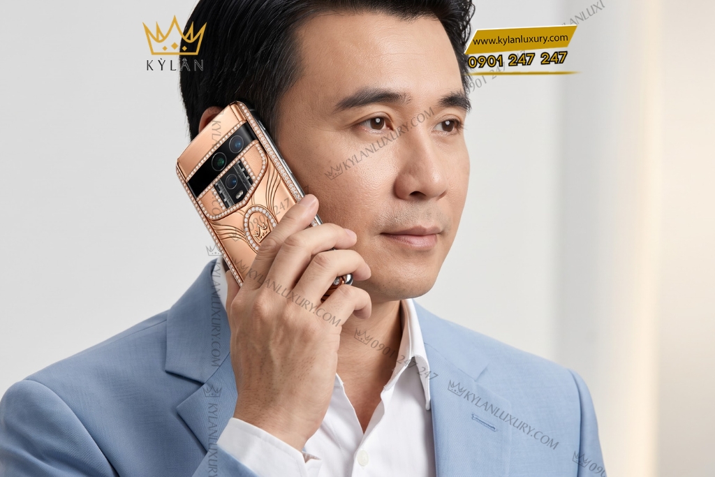 Vertu Agent Q custom vàng hồng Au750 kim cương họa tiết và logo Kỳ Lân