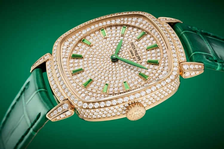 Bộ ba Patek Philippe Gondolo full kim cương vừa ra mắt – Ba sắc màu của Haute Joaillerie 4 Kỳ Lân Luxury bo ba patek philippe gondolo full kim cuong 2026 10 Bộ ba Patek Philippe Gondolo full kim cương vừa ra mắt – Ba sắc màu của Haute Joaillerie