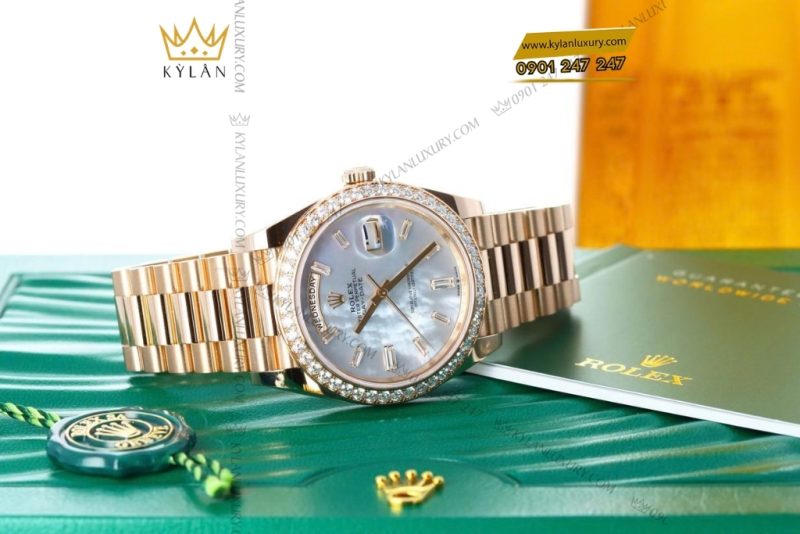 Đồng hồ Rolex Day Date mặt xà cừ vành kim cương 228345RBR-0026