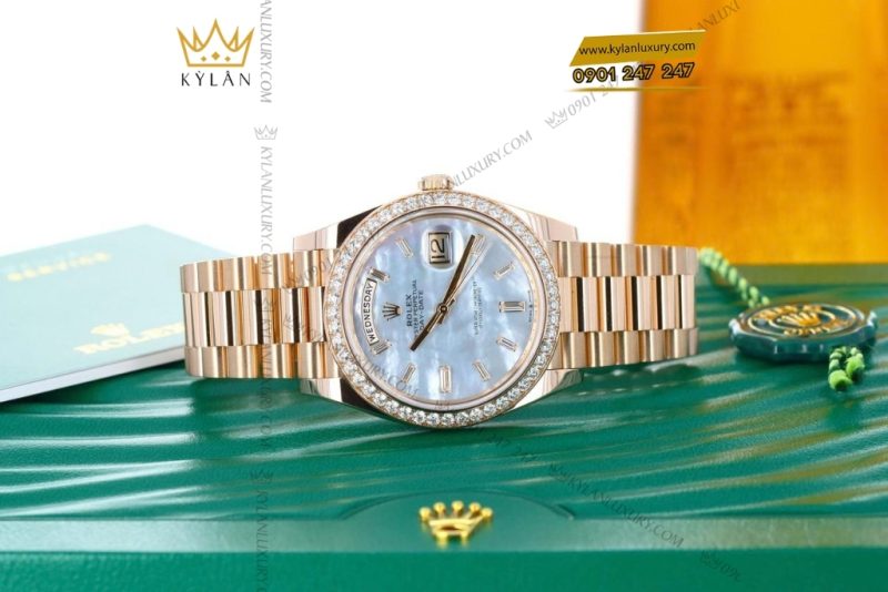 Đồng hồ Rolex Day Date mặt xà cừ vành kim cương 228345RBR-0026