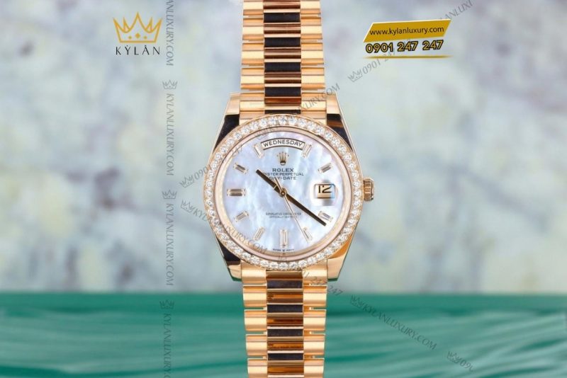 Đồng hồ Rolex Day Date mặt xà cừ vành kim cương 228345RBR-0026