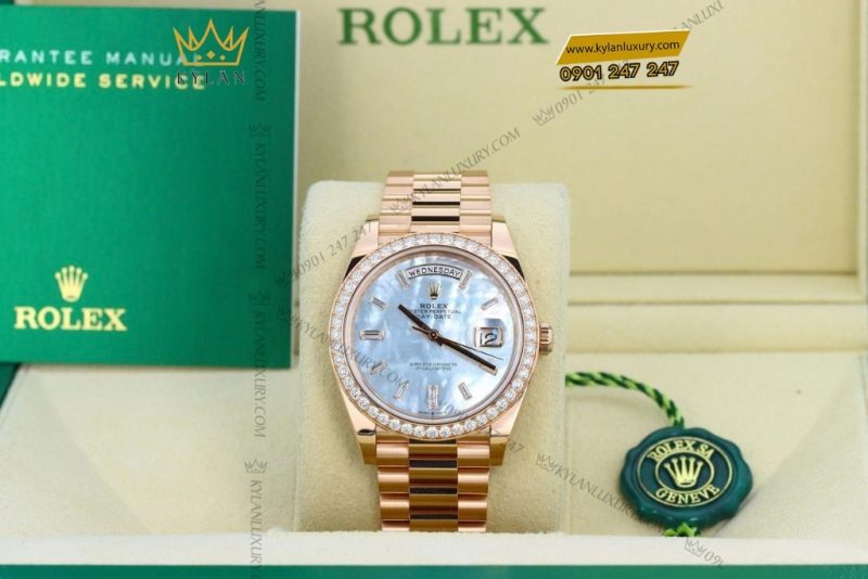 Đồng hồ Rolex Day Date mặt xà cừ vành kim cương 228345RBR-0026
