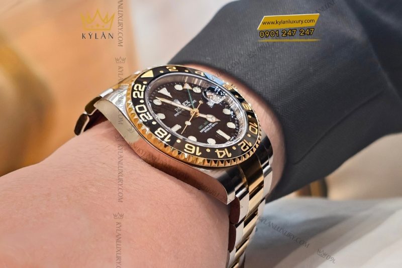 Đồng hồ Rolex GMT Master II demi vàng vàng mặt đen 116713LN-0001