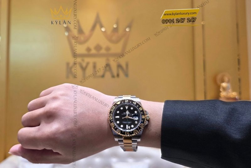 Đồng hồ Rolex GMT Master II demi vàng vàng mặt đen 116713LN-0001